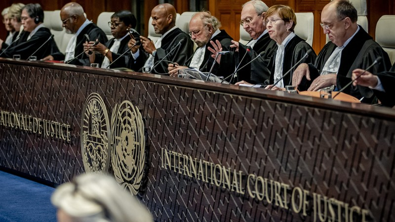 Güney Afrika Cumhuriyeti’nin Milletlerarası Adalet Divanı’nda (MAD) açtığı davanın ilk kararının önemli ayrıntıları bulunmaktadır. Davayı açma “cesareti gösteren” Güney Afrika, insanlığın sesi olmuştur. İlk karar üzerine Güney Afrika temsilcisinin açıklamaları, apartheid mağduru ülkenin samimiyeti yanında başarısını da göstermiştir. Davayı sadece bu alandaki önde gelen bir avukata havale etmekle kalmamış diplomatik temsilciler de hukuki ayrıntıları, muhtemel sonuçları ve anlamı konusunda derslerini çok iyi yapmışlardır. Birçok ülkede meydanlar İsrail karşıtı göstericilerle dolarken yöneticiler lafta kalan açıklamalarla yetinmekte, soykırımcı İsrail’e dokunacak adımlardan kaçınmaktadırlar. Ateşli beyanlarla İsrail suçlanırken kamuoyu gazını alma stratejisi de güdülmektedir. Bu süreçte Türk ve İslam ülkeleri yöneticileri (halkları değil!) sınıfta kalmıştır. - image 9