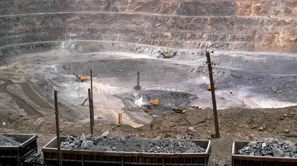 Die größten bekannten Vorkommen an Seltenen Erden liegen in China in der Bayan-Obo-Mine im der Inneren Mongolei.
Seltene Erden sind wichtige Rohstoffe für die Technologie. Sie kommen etwa bei Smartphones, LED-Leuchten, Hybrid- und Elektromotoren sowie Windrädern zum Einsatz. Im Januar 2023 wurde ein großes Vorkommen in Schweden entdeckt. | Bild: picture alliance / AP Images | Uncredited