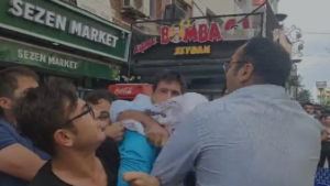 Amerikan askerinin başına çuval geçirildi!
