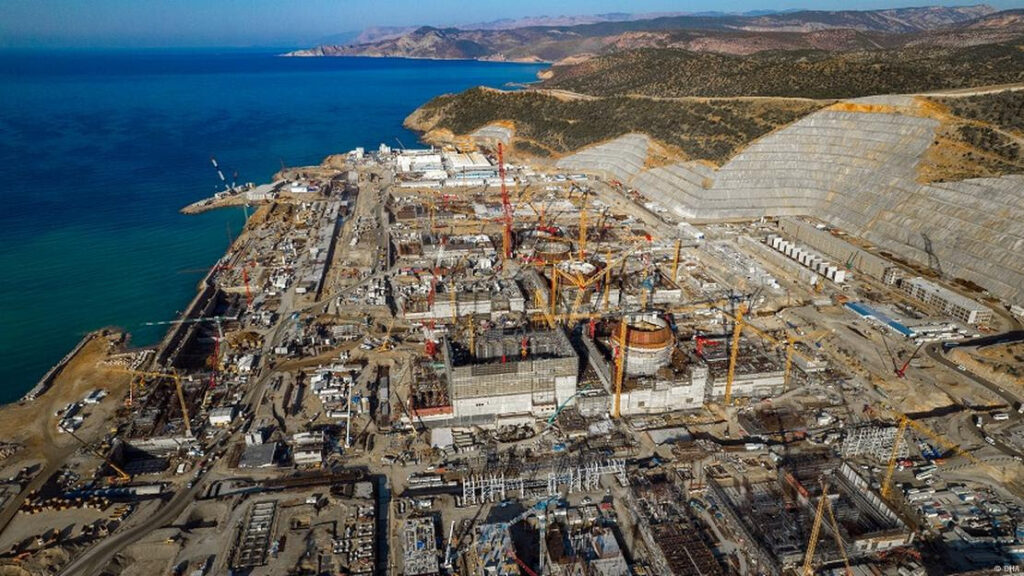 Luftaufnahme der Baustelleas des AKWs Akkuyu mit vier Blöcken im Süden der Türkei direkt am Mittelmeer