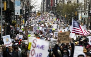 2025 Yılında Trump’a Karşı Halk Protestoları: 1200 “Ellerini Çek” Hareketi Protestosu ve Büyük Dalgaların Yükselmesi