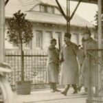 Fotoğraf: Tahtın varisi Vahideddin'in (kürk şapkalı VI. Mehmed, solda) generali Kemal Mustafa Paşa'yla (kürk şapkalı sağda) 19 Aralık 1917'de Bad Kreuznach'taki tren istasyonuna gelişi. Fotoğraf: Şehir Arşivleri
