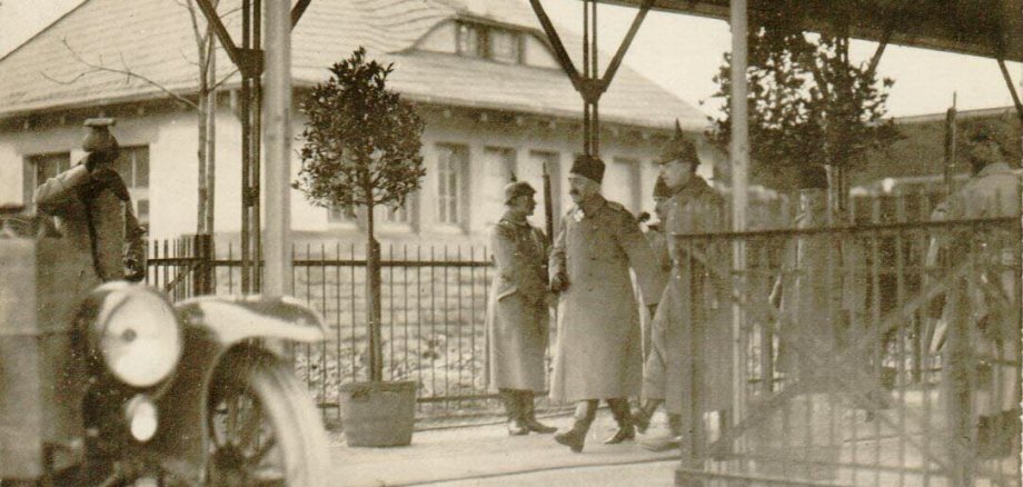 Fotoğraf: Tahtın varisi Vahideddin'in (kürk şapkalı VI. Mehmed, solda) generali Kemal Mustafa Paşa'yla (kürk şapkalı sağda) 19 Aralık 1917'de Bad Kreuznach'taki tren istasyonuna gelişi. Fotoğraf: Şehir Arşivleri