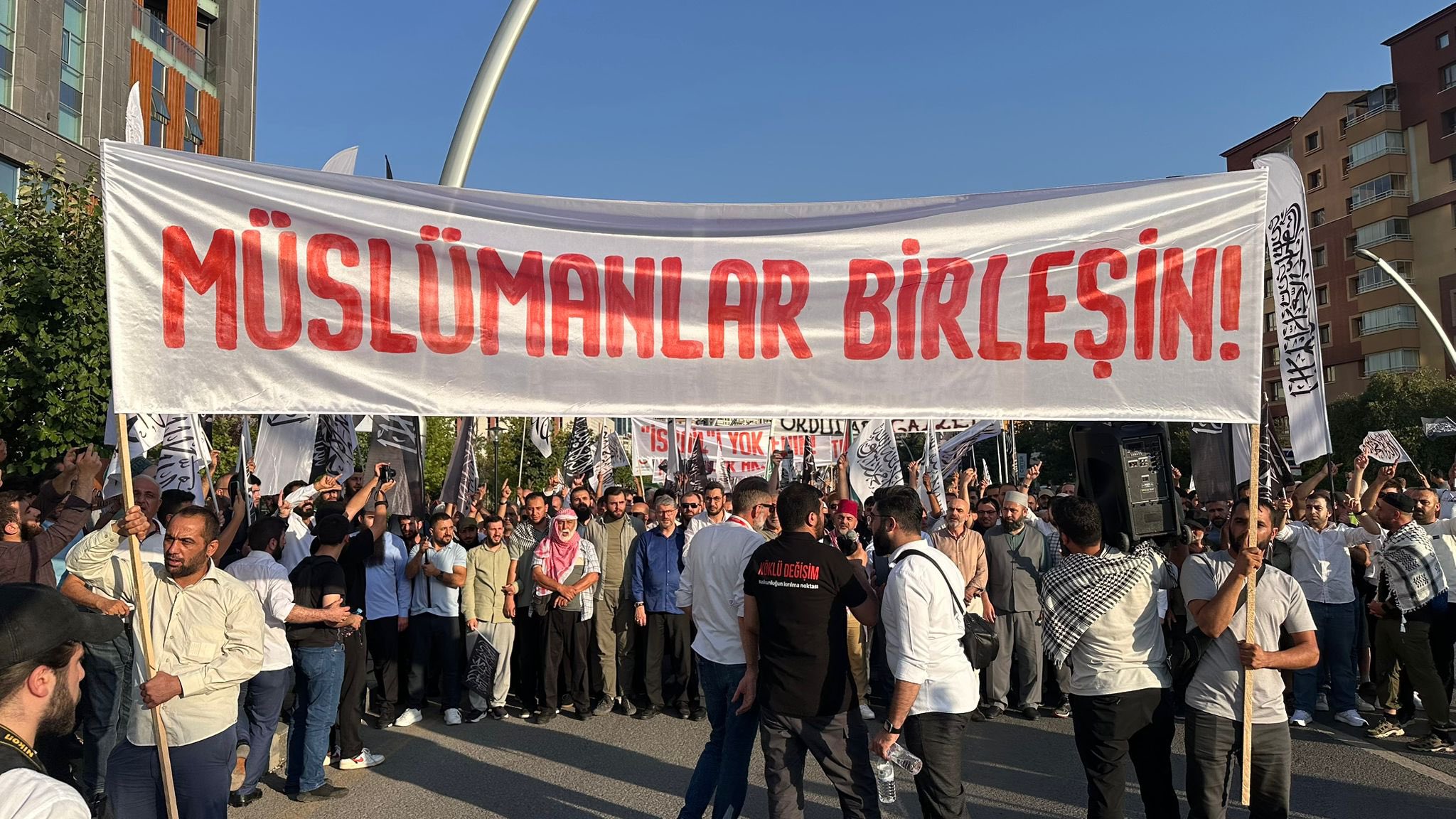 Hilafet Müsameresi: Saray’dan Hilâl’e, Ümmetçilikle Maskelenmiş Bir Anayasa Firarı
