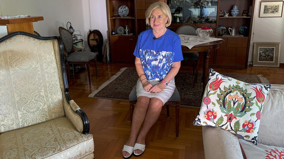 Elizaveta Lovis Atina'daki oturma odasında.