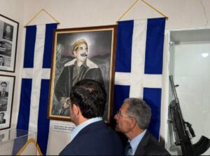 GÜNEY KIBRISDA EOKA LİDERİ VE OTOMATİK SİLAH ÖNÜNDE POZ VERDİ!..
