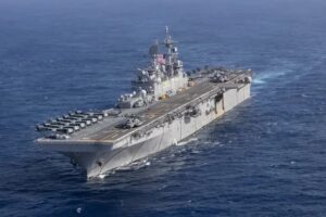 Conilerin Japonya‘dan bölgeye çekeceği USS Tripoli (LHA 7) Amfibi Hücum gemisidir