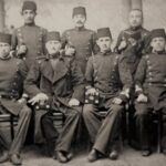Mustafa Kemal Mekteb-i Harbiye 2’nci sınıf öğrencisi, İstanbul, 1900, 1901 Mustafa Kemal'in bize göre solundaki kişi Kazım Özalp. Cumhuriyet kurulduktan sonra uzun yıllar TBMM Başkanlığı görevinde bulunacak. Sağında ise Ali Fuat Cebesoy var