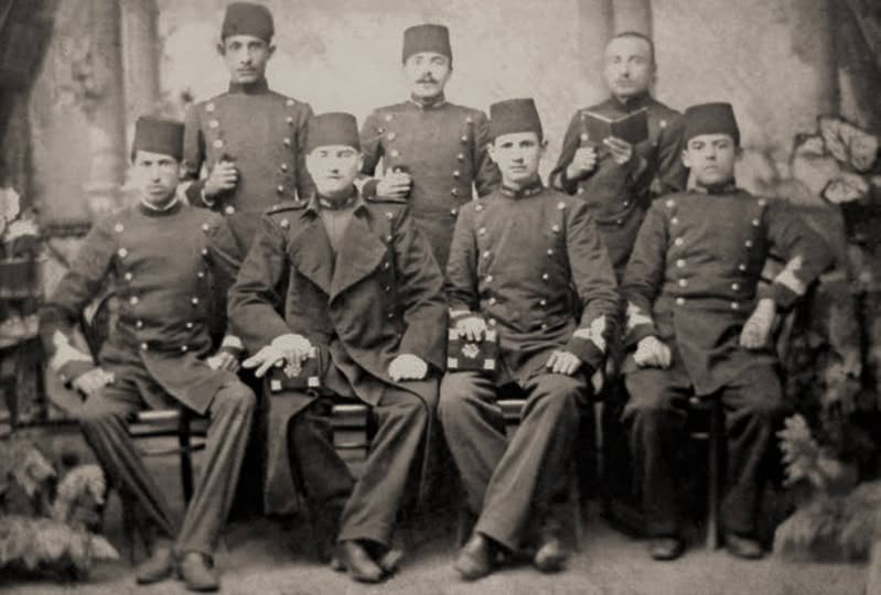 Mustafa Kemal Mekteb-i Harbiye 2’nci sınıf öğrencisi, İstanbul, 1900, 1901 Mustafa Kemal'in bize göre solundaki kişi Kazım Özalp. Cumhuriyet kurulduktan sonra uzun yıllar TBMM Başkanlığı görevinde bulunacak. Sağında ise Ali Fuat Cebesoy var