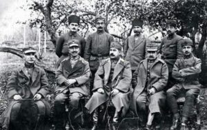 RESİMDEKİLER KİM BİLİYOR MUSUNUZ?