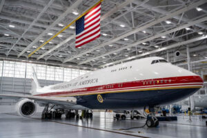 Trump, Katar tarafından hediye edilen yeni “Air Force One”ı tanıttı
