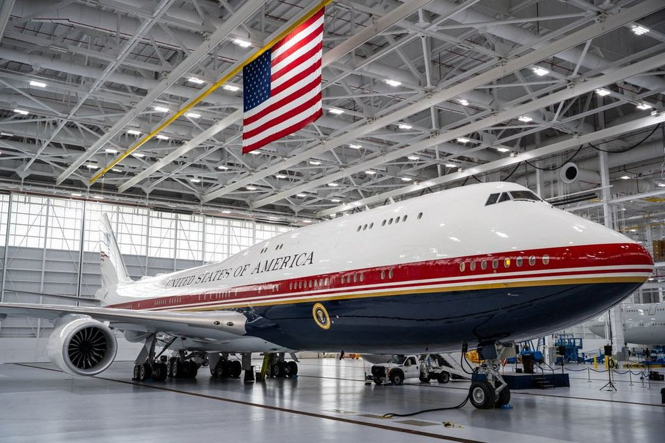 Trump, Katar tarafından hediye edilen yeni “Air Force One”ı tanıttı